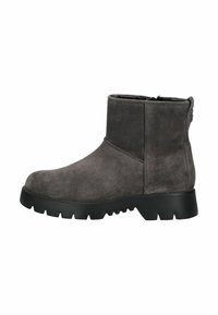 Botas de ante gris hasta el tobillo con punta redondeada, parte superior texturizada y suela de goma negra gruesa con un patrón de relieve. Cierre de cremallera en el lateral.