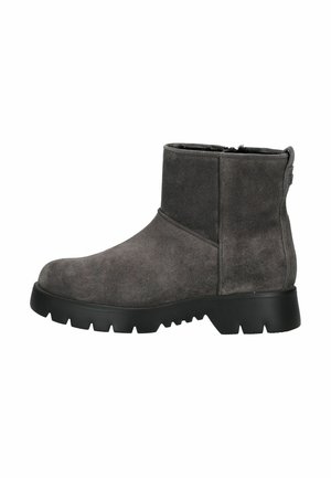 Bottines en suède gris avec un bout rond, un dessus texturé et une semelle en caoutchouc noir épaisse avec un motif de semelle. Fermeture éclair sur le côté.