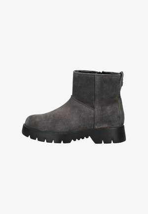 Grijze suède enkellaarsjes met een ronde neus, textuur bovenkant en een chunky zwarte rubberen zool met een profielpatroon. Rits aan de zijkant.
