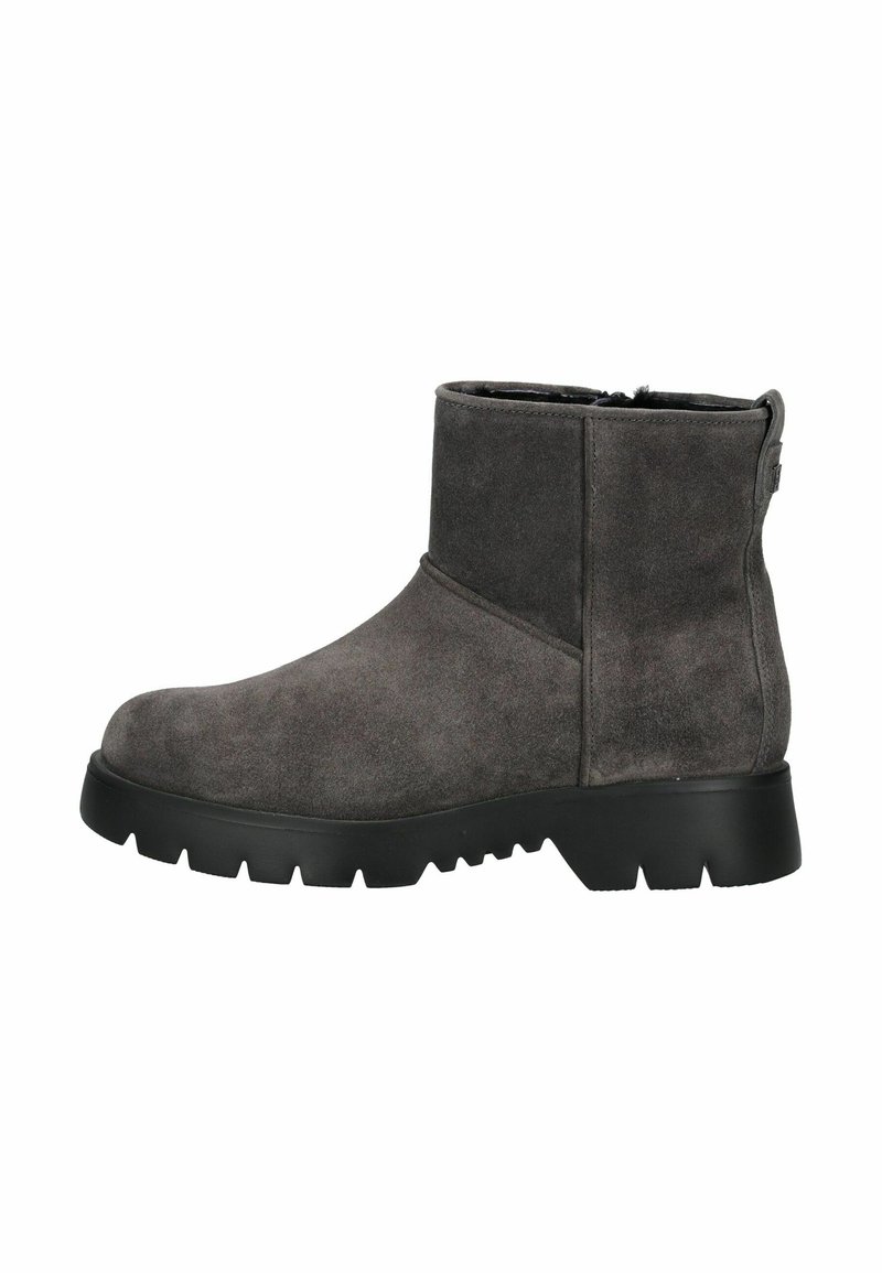 Botas de ante gris hasta el tobillo con punta redondeada, parte superior texturizada y suela de goma negra gruesa con un patrón de relieve. Cierre de cremallera en el lateral.