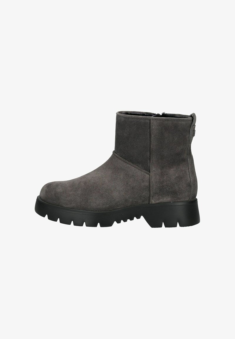 Botas de ante gris hasta el tobillo con punta redondeada, parte superior texturizada y suela de goma negra gruesa con un patrón de relieve. Cierre de cremallera en el lateral.