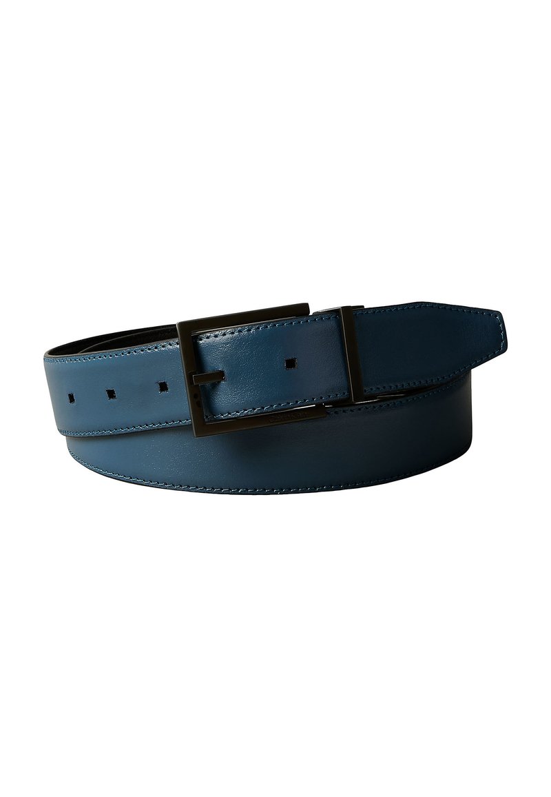 Cinturón de cuero azul con hebilla metálica rectangular negra y múltiples agujeros de ajuste cuadrados.