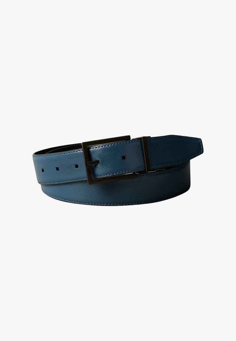 Cinturón de cuero azul con hebilla metálica rectangular negra y múltiples agujeros de ajuste cuadrados.