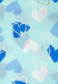 Lichtblauwe stof met verschillende tinten blauwe harten met gestructureerde zilveren omtrek, tegen een zachte, aquarelachtige achtergrond.