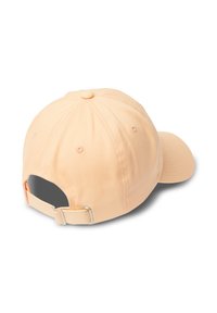 Casquette de baseball pêche clair avec une texture de tissu lisse, visière courbée, bandeau ajustable à l'arrière, et construction à six panneaux avec œillets de ventilation.