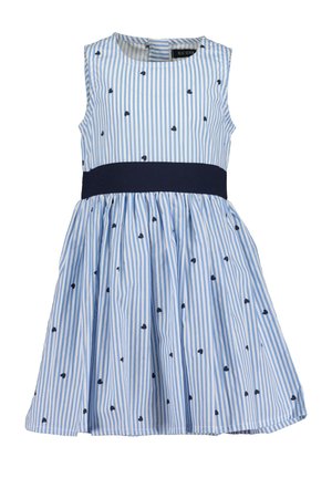 Robe sans manches bleu clair et blanche à rayures verticales avec petits motifs de cœurs foncés et une ceinture unie bleu foncé.