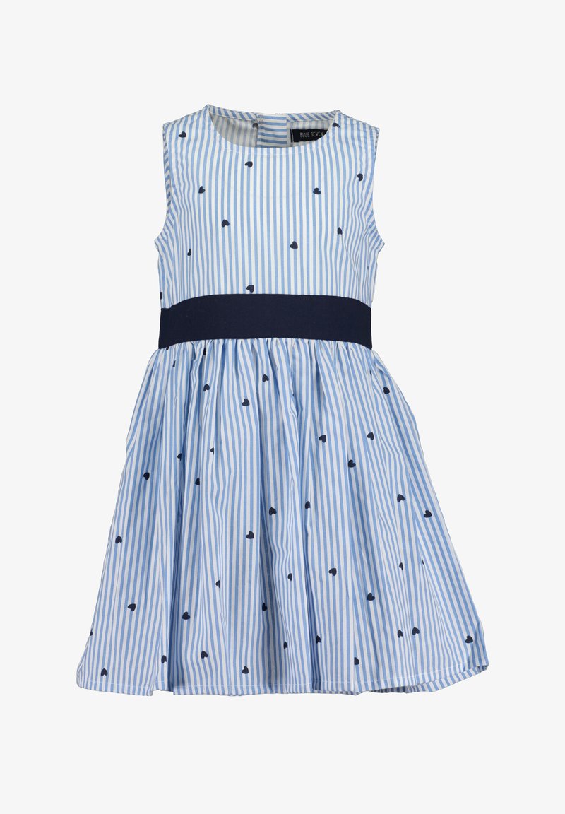 Robe sans manches bleu clair et blanche à rayures verticales avec petits motifs de cœurs foncés et une ceinture unie bleu foncé.