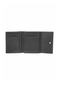 Portefeuille en cuir noir avec une finition texturée, doté de plusieurs emplacements pour cartes et d'une fermeture à bouton. Logo de la marque visible à l'intérieur.