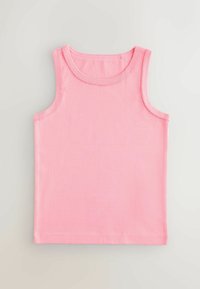 Vahva vaaleanpunainen hihaton toppi, jossa on pyöreä kaula-aukko ja hienovaraiset aaltoilevat reunukset, aseteltuna tasaisesti neutraalille taustalle.