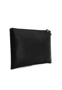 Sacchetto in pelle nera con superficie testurizzata, forma rettangolare, chiusura con zip superiore e bordi lisci. Design semplice con hardware minimal.