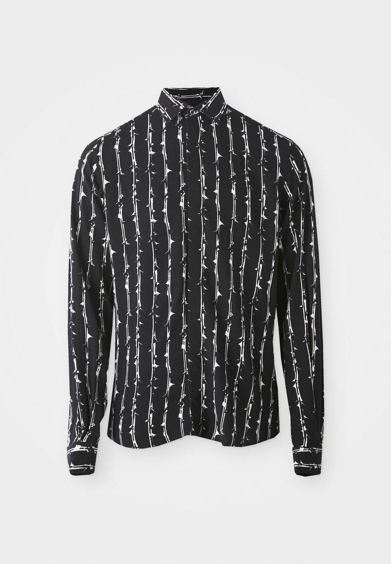 Zwarte longsleeve shirt met witte verticale bamboe-achtige strepen, een knoopsluiting kraag en een gladde stofstructuur.
