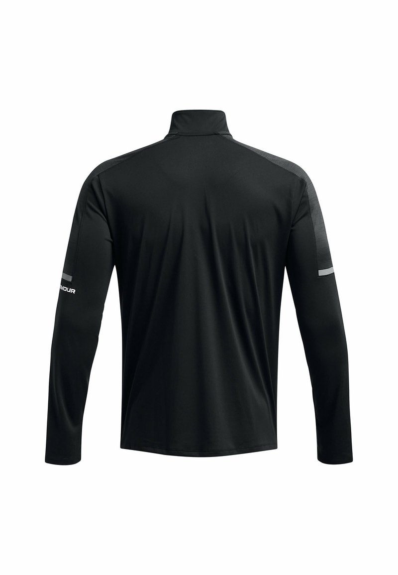 Zwarte langslavige half-zip shirt, gemaakt van een gladde stof, heeft grijze accenten op de schouders en een klein logo op de mouw.