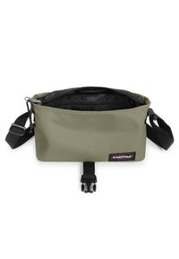 Zielona nylonowa torba na ramię z czarnym zamkiem błyskawicznym, regulowanym paskiem i zamknięciem na klamrę, z logo Eastpak na przodzie.