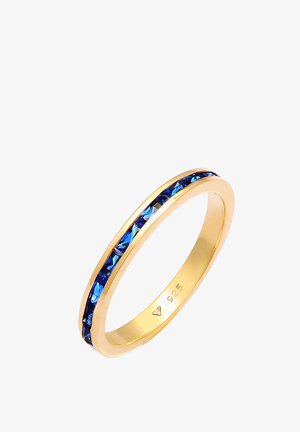 Guldring med en glat, rundet band, der har en indlægning af blå krystal, måler cirka 3 mm i bredde og er stemplet "925" indvendigt.