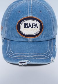 Denim baseballkasket med "NAPA Pijri" broderet logo, orange og navy ovalt patch samt slidte detaljer på skygge og sider.