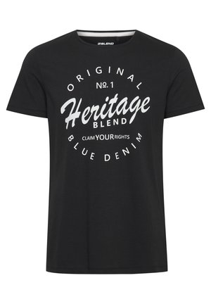 Svart bomulls t-skjorte med korte ermer, med hvit trykt tekst som sier "Heritage Blend" og dekorativt sirkulært design.
