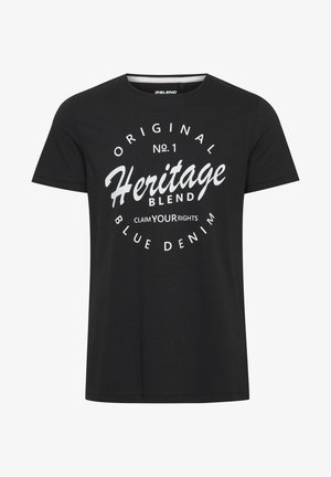 Mustast puuvillast T-särk lühikeste varrukatega, millel valge trükitud tekst "Heritage Blend" ja dekoratiivne ringikujuline disain.