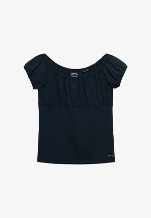 Zwarte blouse met korte mouwen, geplooide halslijn en klein gouden logo aan de onderzoom op witte achtergrond.