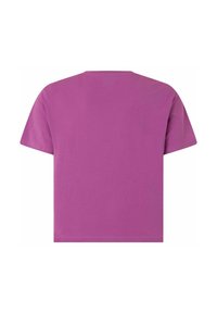 T-shirt viola a maniche corte con collo rotondo. Tessuto di cotone liscio, taglio dritto e orli doppi cuciti. Nessuna grafica o decorazione.
