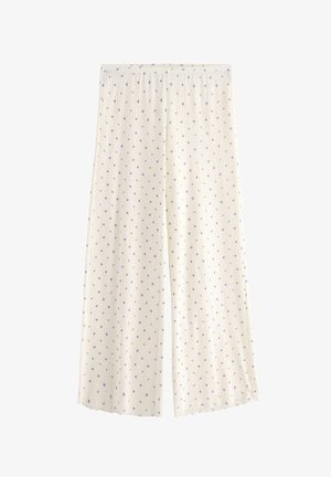 Witte pyjamabroek met een geribbelde textuur, versierd met kleine blauwe bloemenprintjes en een wijde pijpdesign. Elastische tailleband aan de bovenkant.
