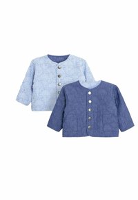 Twee kinderjasjes: één lichtblauw met een gestreept patroon en zilveren knopen, één effen donkerblauw met een gestructureerde afwerking en zakken.