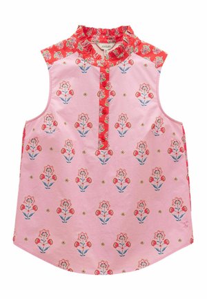 Mouwloze roze blouse met rood bloemenpatroon, rode geplooide kraag, rode knopenbies en rood bloemmotief op de schouders.