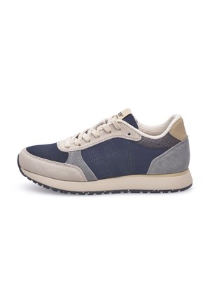 Baskets pour hommes avec une tige en maille et suédine bleu marine, des accents beiges, un talon gris texturé et une semelle en caoutchouc avec un motif de semelle.