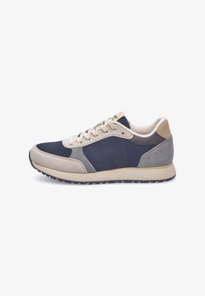 Sneaker da uomo con tomaia in rete e suede blu navy, dettagli beige, tallone grigio con texture e suola in gomma con battistrada a motivo.