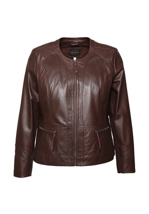 Bruine leren jas met een ritssluiting, twee voorzakken met rits en een ronde halslijn met naaddetails op de schouders.