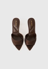 Une paire de sandales à bouts pointus marron, avec de larges sangles et des semelles rembourrées, marquées "ALDO" sur un fond clair.