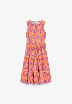 Robe midi sans manches à jupe à volants, arborant des motifs floraux et abstraits orange et violet sur un tissu texturé.