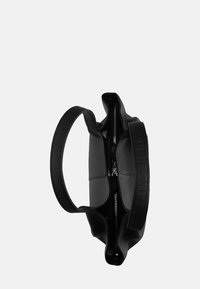 Borsa in pelle nera con superficie testurizzata, doppio manico e apertura con zip; presenta un marchio in rilievo sulla tracolla.