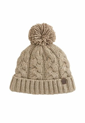 Gorro de punto en color beige con un pom-pom en la parte superior, que presenta un patrón de punto de cable y una banda inferior acanalada. Incluye una pequeña etiqueta con el logo.