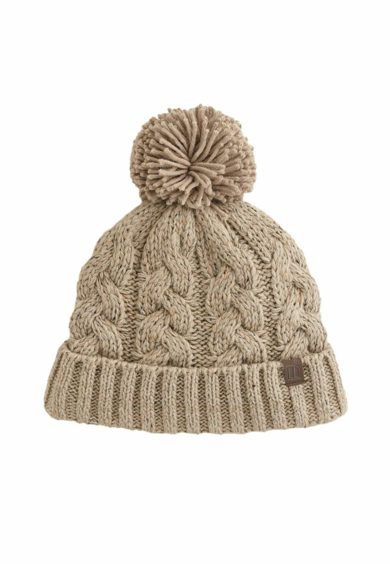 Strikket hue i beige med en pom-pom på toppen, prydet med et kabelstrik mønster og en ribbet bånd i bunden. Inkluderer et lille logo mærke.