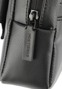 Borsa nera con zip realizzata in materiale sintetico testurizzato, con forma rettangolare e logo "Strellson" in rilievo sul tirazip.