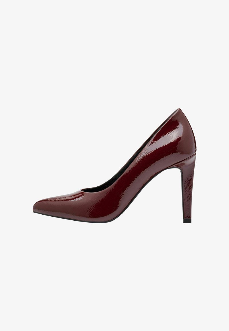 Escarpins en cuir verni bordeaux à bout pointu, au design épuré et à talon aiguille de 10 cm. Texture lisse, style minimaliste.