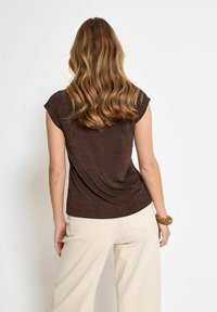 Desires BOB SHORTSLEEVE SHIMMER - Navadna majica - java brown