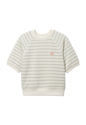 Pull à manches courtes couleur crème avec fines rayures horizontales grises et un petit patch cœur rose sur la poitrine gauche.