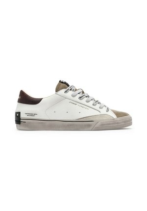 Sneaker bianco basso con punta in camoscio beige, linguetta marrone sul tallone, lacci grigi e testo stampato "Crime London" sul lato e "Distressed with no stress" sul retro.
