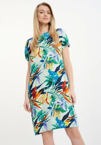 Kurzärmeliges Kleid aus einem hellblau-grünen Stoff mit einem lebhaften tropischen Blumenmuster in Rot, Grün, Blau und Lila.