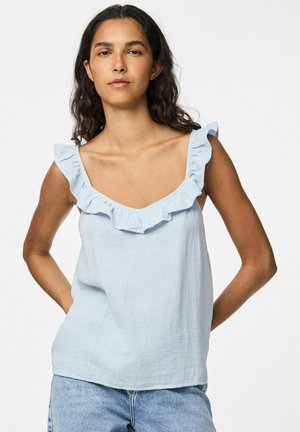 Top sin mangas de color azul claro con cuello con volantes, hecho de una tela suave. Presenta un ajuste relajado y una textura sutil.