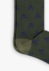 Calcetines verde oliva con un patrón repetido de calaveras y huesos cruzados en azul marino, con puntera y talón reforzados para mayor durabilidad.
