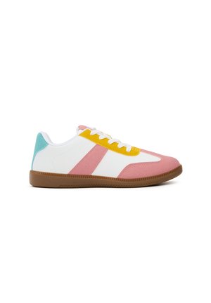 Zapatillas con parte superior sintética en blanco, rosa y amarillo con acentos en azul verdoso, suela de goma y cordones redondos. Diseño minimalista con franjas laterales.