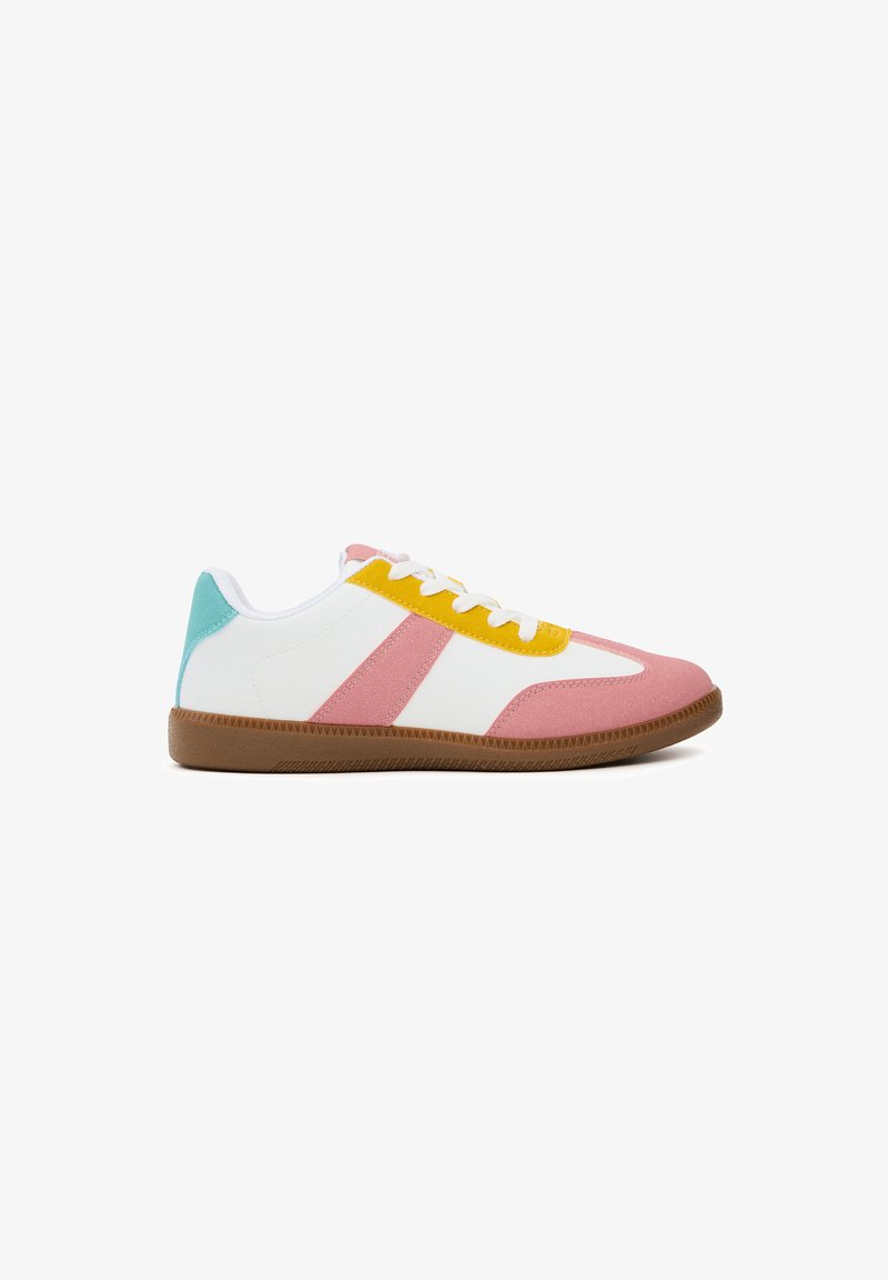 Zapatillas con parte superior sintética en blanco, rosa y amarillo con acentos en azul verdoso, suela de goma y cordones redondos. Diseño minimalista con franjas laterales.