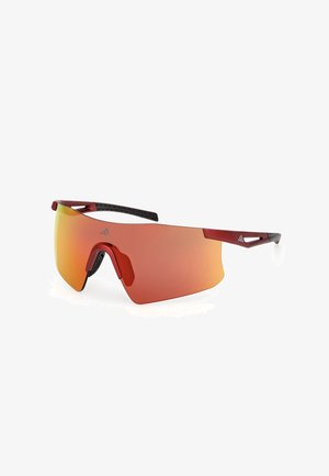 Occhiali da sole sportivi avvolgenti con lente unica curva tinta di rosso, naselli in gomma nera e terminali delle aste neri su sfondo bianco.