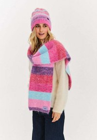 Różowo-niebieski, paskowany, dziergany szalik wykonany z miękkiego, teksturowanego materiału, w komplecie z dopasowaną czapką zimową. Wyraźne różnice kolorystyczne oraz metka z logo.