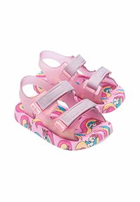 Sandale rose avec des lanières pailletées, présentant un motif de licorne et d'arc-en-ciel sur la semelle intérieure. Fermetures Velcro ajustables pour un bon ajustement.