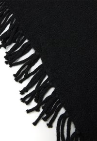 Shawl nero con texture morbida, caratterizzato da bordi frangiati. Il materiale appare caldo e adatto per il freddo. Design semplice e di colore uniforme.