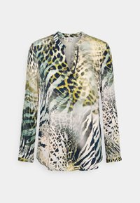 Pitkähihainen pusero kevyestä kankaasta, jossa monivärinen eläinkuosi vihreillä, keltaisilla ja mustilla yksityiskohdilla sekä V-aukko.