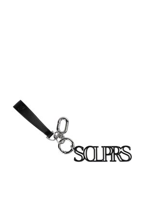 Llave de acrílico negra con la palabra "SOLPRS", unida a un llavero plateado. Presenta una correa de cuero para un fácil acoplamiento.